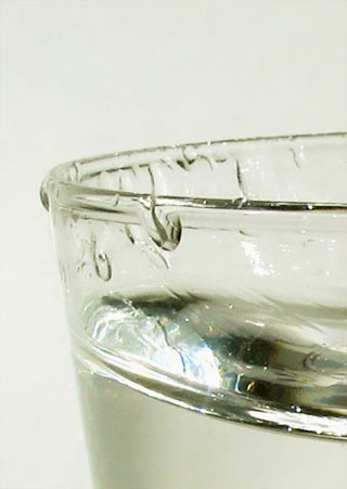 Abbildung: Glas mit Wasser, Lizenz: Wikimedia 2006-02-13 Drop before impact, CC BY-SA 3.0 